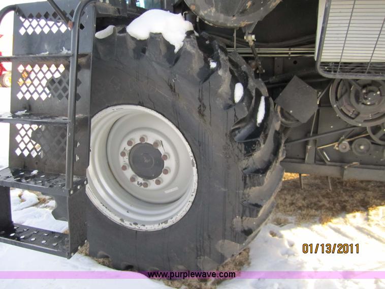 image for item 3284 1999 Gleaner R62 combine