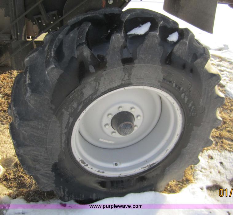 image for item 3284 1999 Gleaner R62 combine