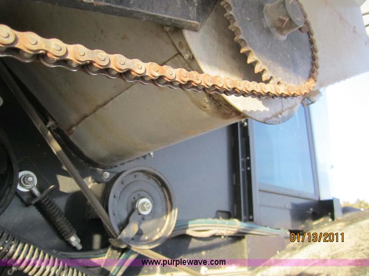 image for item 3284 1999 Gleaner R62 combine