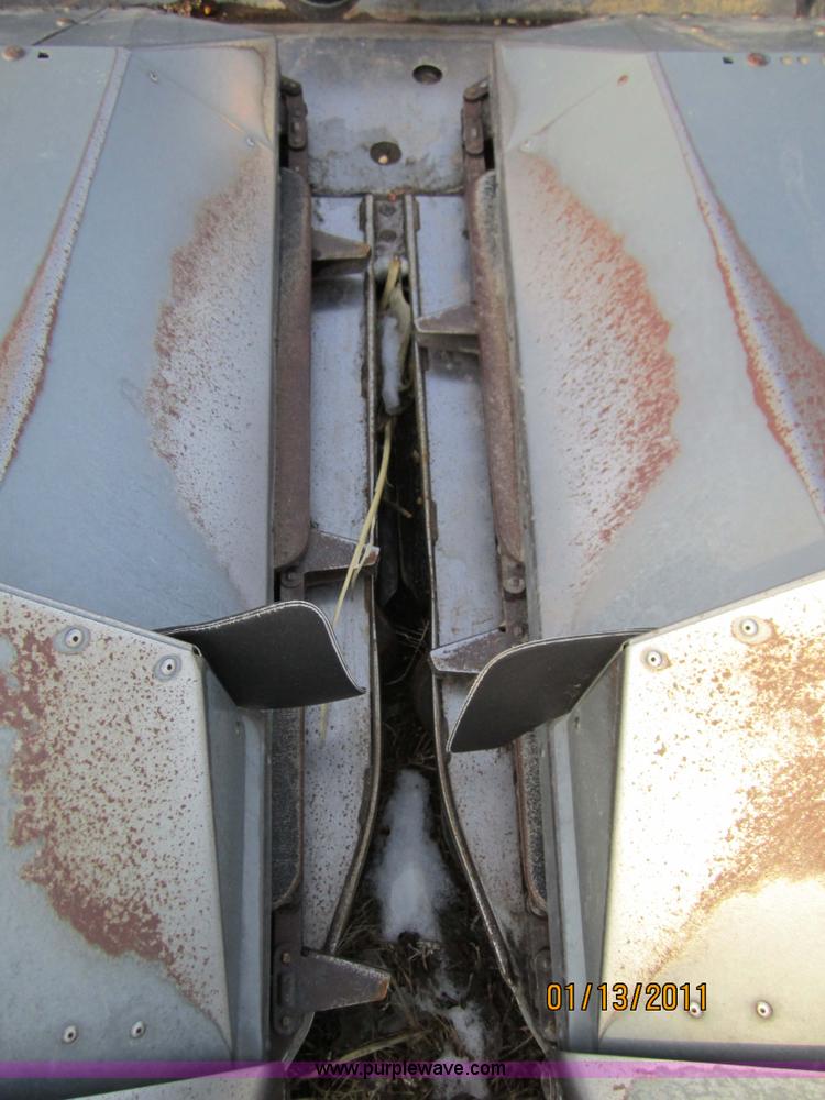 image for item 3285 1998 Gleaner eight row corn head