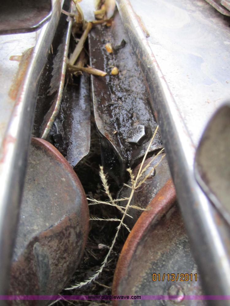 image for item 3285 1998 Gleaner eight row corn head