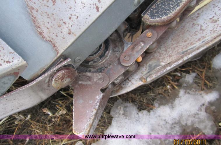 image for item 3285 1998 Gleaner eight row corn head