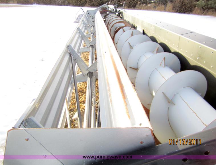 image for item 3286 2001 Gleaner 30' platform header