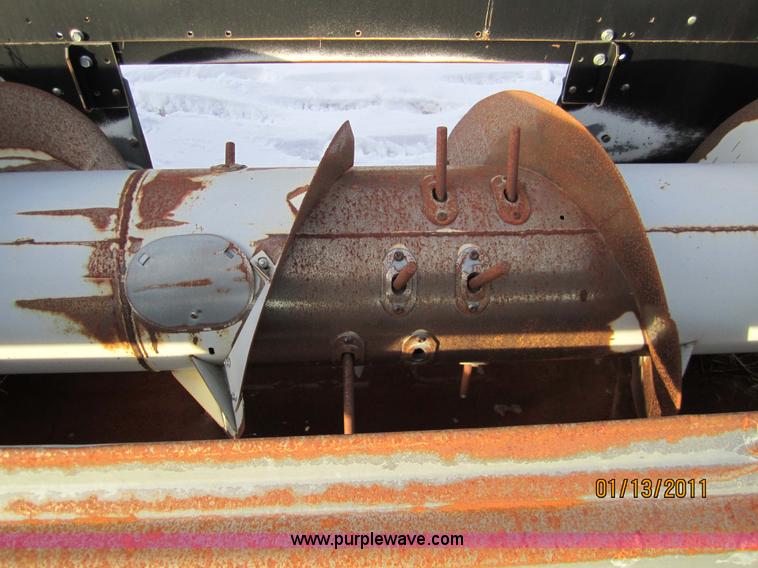 image for item 3286 2001 Gleaner 30' platform header