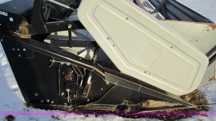 image for item 3286 2001 Gleaner 30' platform header