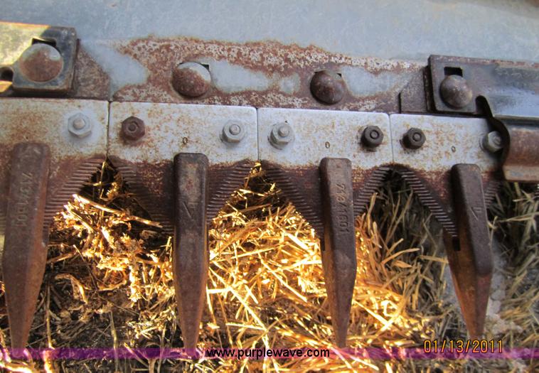 image for item 3286 2001 Gleaner 30' platform header