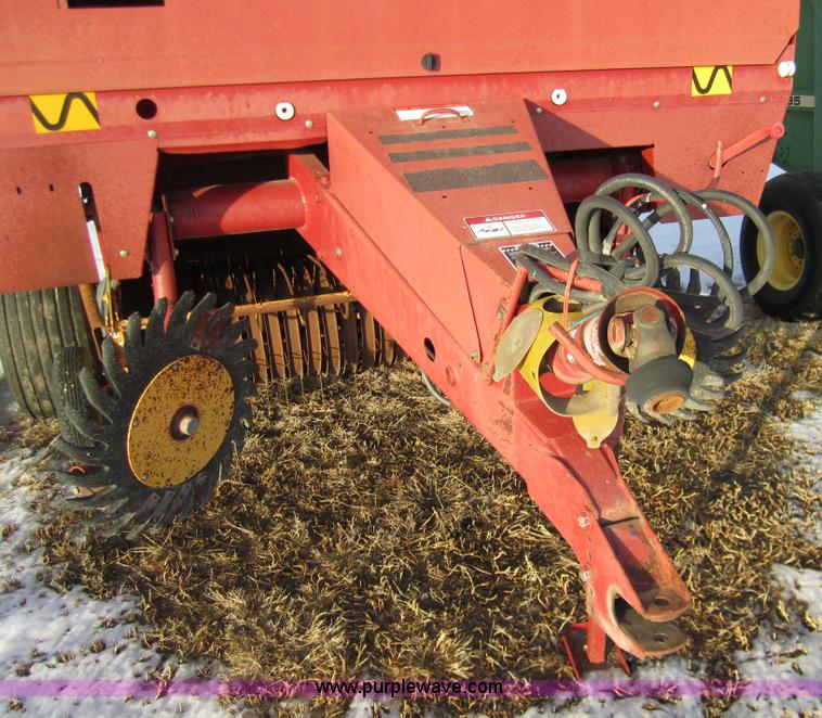 image for item 3287 1993 New Holland 660 fastnet round baler
