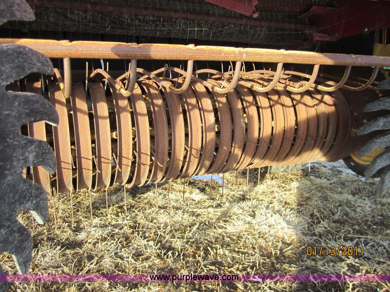 image for item 3287 1993 New Holland 660 fastnet round baler