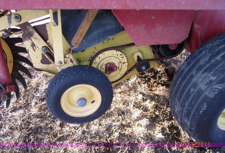 image for item 3287 1993 New Holland 660 fastnet round baler