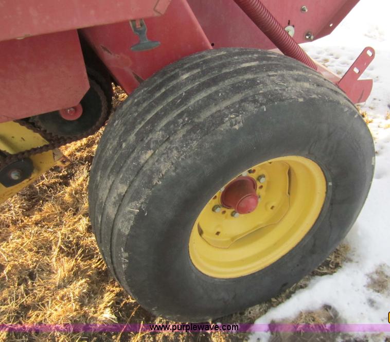 image for item 3287 1993 New Holland 660 fastnet round baler