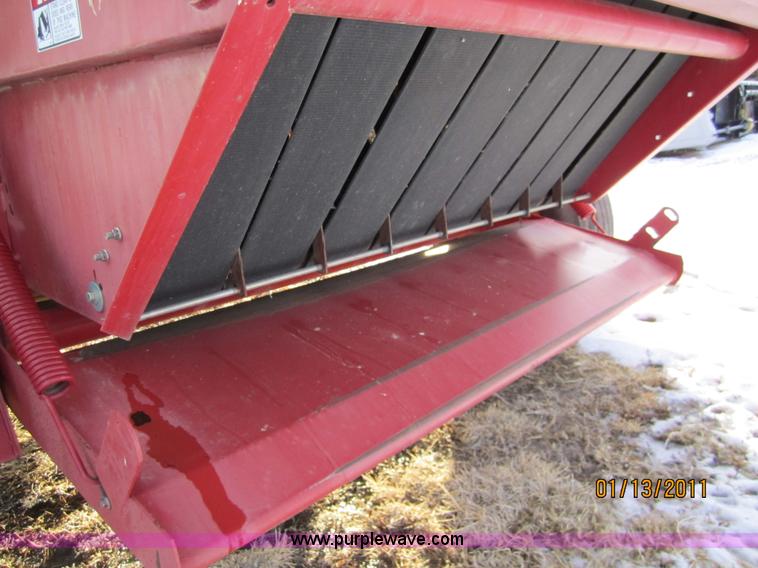 image for item 3287 1993 New Holland 660 fastnet round baler