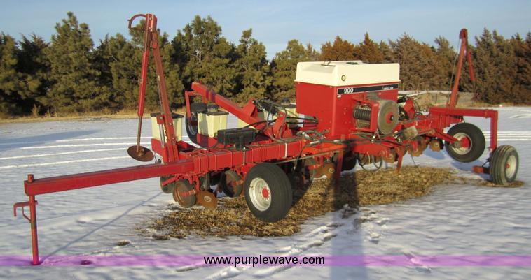 image for item 3289 1993 Case International 900 Cyclo air planter
