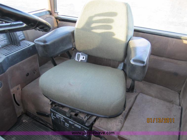 image for item 3290 1986 John Deere 8850 tractor