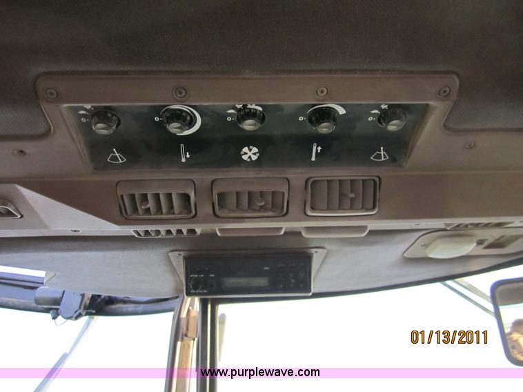 image for item 3290 1986 John Deere 8850 tractor