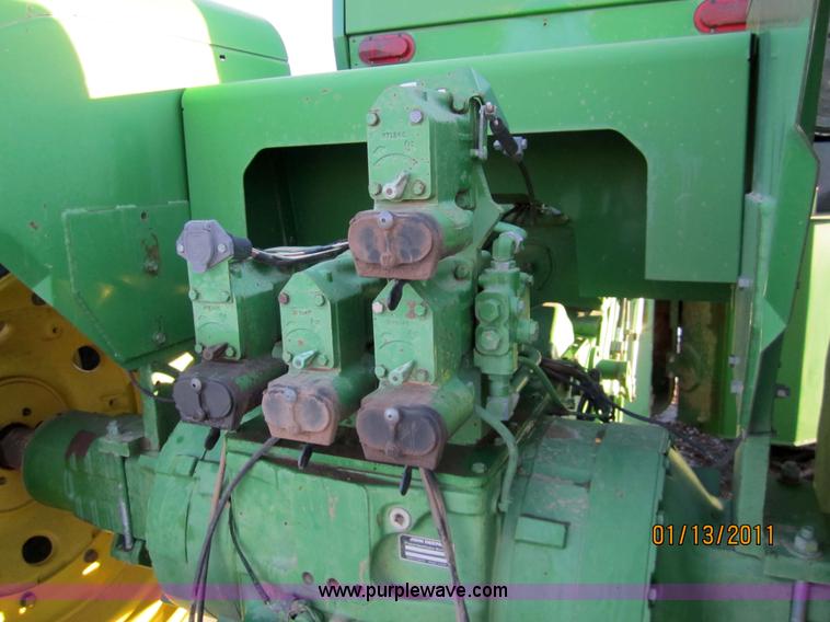 image for item 3290 1986 John Deere 8850 tractor