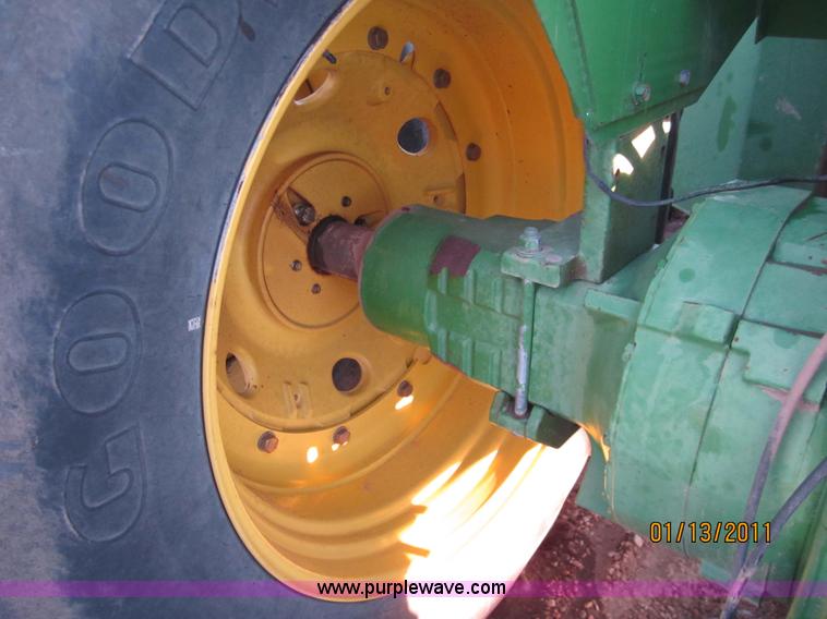 image for item 3290 1986 John Deere 8850 tractor