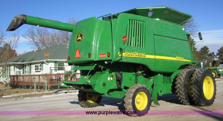 image for item 3351 2005 John Deere 9560STS combine