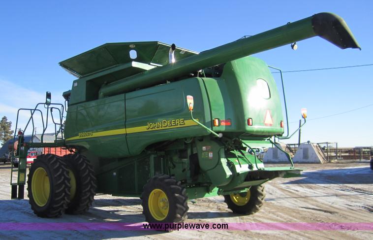 image for item 3351 2005 John Deere 9560STS combine