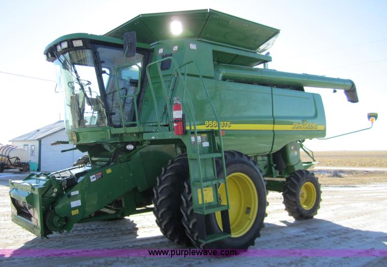 image for item 3351 2005 John Deere 9560STS combine