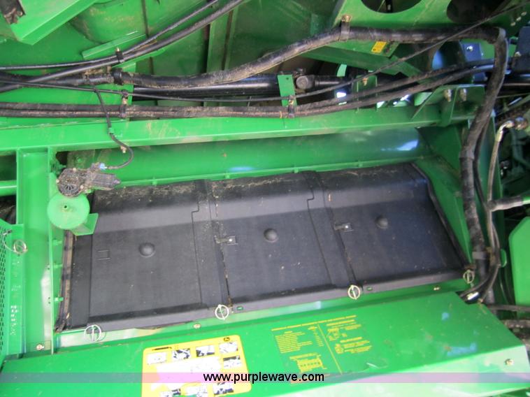 image for item 3351 2005 John Deere 9560STS combine