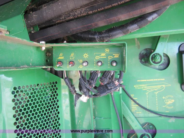 image for item 3351 2005 John Deere 9560STS combine