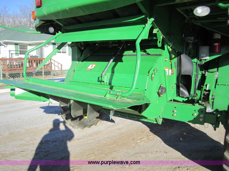 image for item 3351 2005 John Deere 9560STS combine