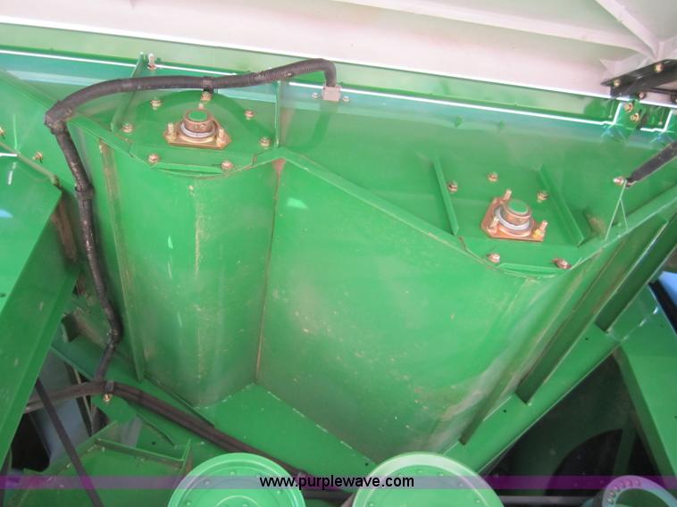 image for item 3351 2005 John Deere 9560STS combine