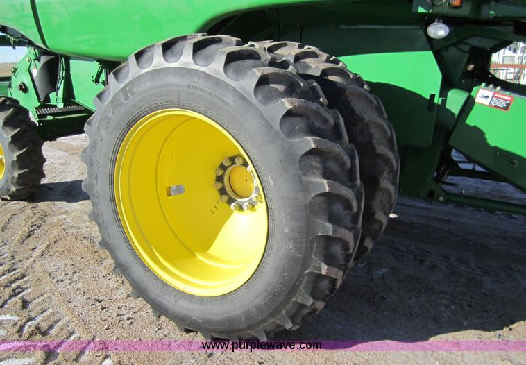 image for item 3351 2005 John Deere 9560STS combine