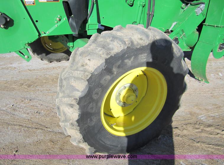 image for item 3351 2005 John Deere 9560STS combine