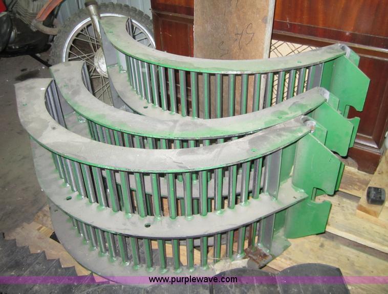 image for item 3351 2005 John Deere 9560STS combine