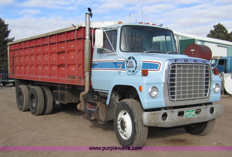 image for item 3353 1981 Ford LNT8000 tandem grain truck