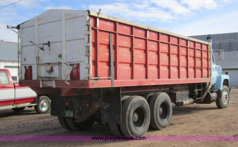 image for item 3353 1981 Ford LNT8000 tandem grain truck