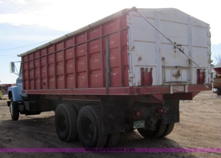 image for item 3353 1981 Ford LNT8000 tandem grain truck