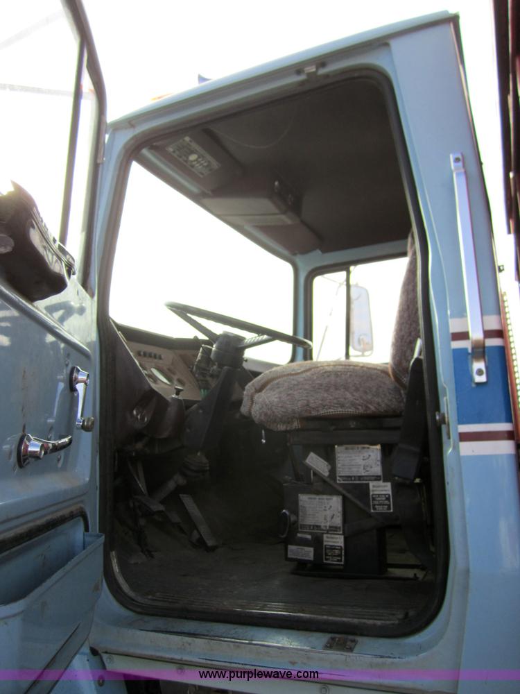 image for item 3353 1981 Ford LNT8000 tandem grain truck