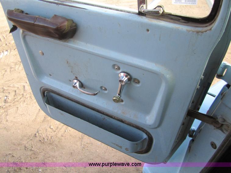 image for item 3353 1981 Ford LNT8000 tandem grain truck