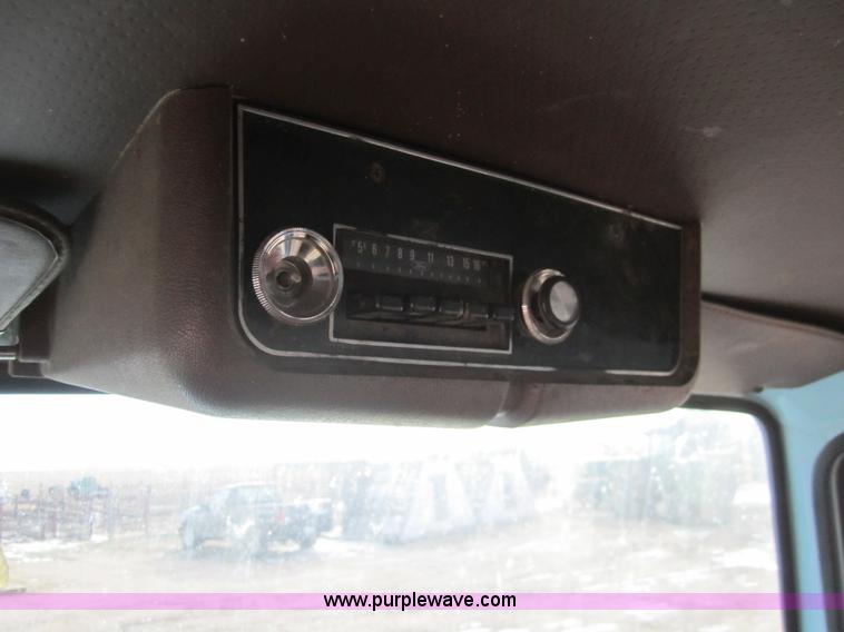 image for item 3353 1981 Ford LNT8000 tandem grain truck