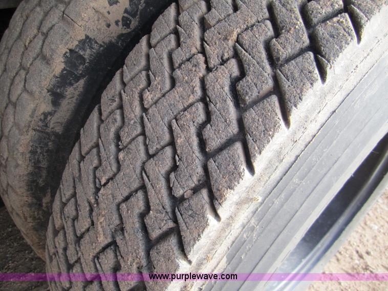 image for item 3353 1981 Ford LNT8000 tandem grain truck