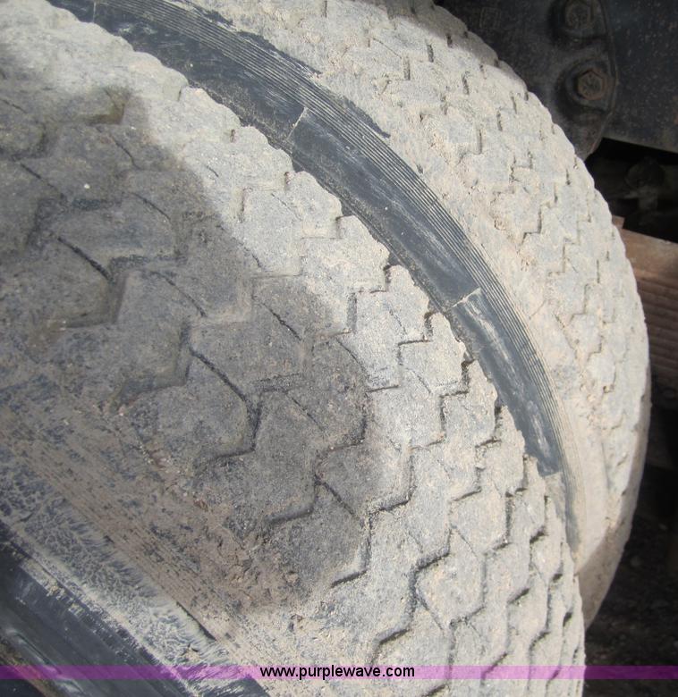 image for item 3353 1981 Ford LNT8000 tandem grain truck