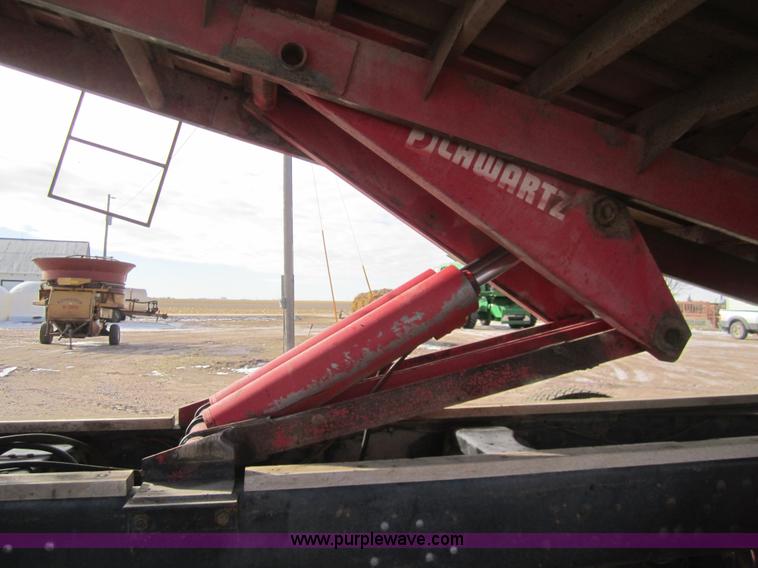 image for item 3353 1981 Ford LNT8000 tandem grain truck