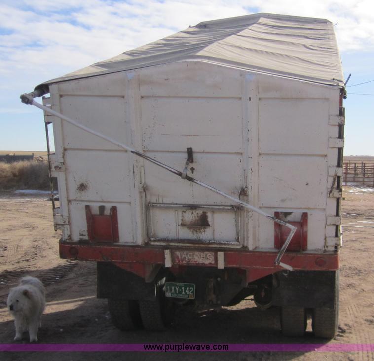 image for item 3353 1981 Ford LNT8000 tandem grain truck