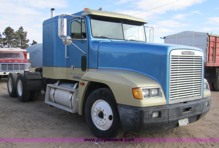 image for item 3354 1995 Freightliner FLD120 semi truck