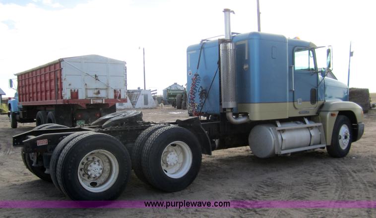 image for item 3354 1995 Freightliner FLD120 semi truck