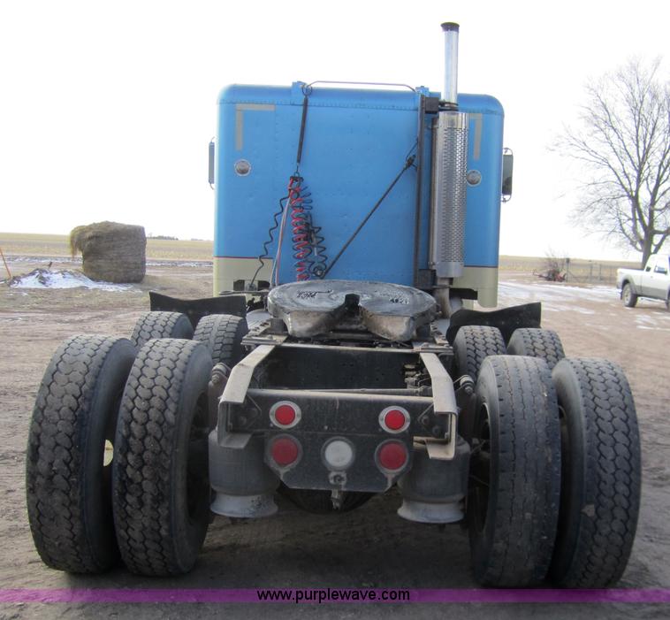 image for item 3354 1995 Freightliner FLD120 semi truck