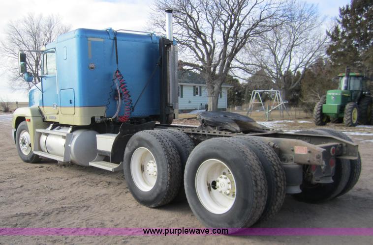 image for item 3354 1995 Freightliner FLD120 semi truck
