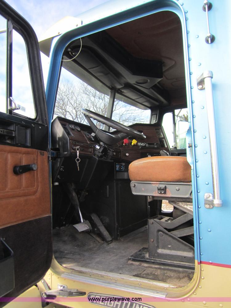 image for item 3354 1995 Freightliner FLD120 semi truck