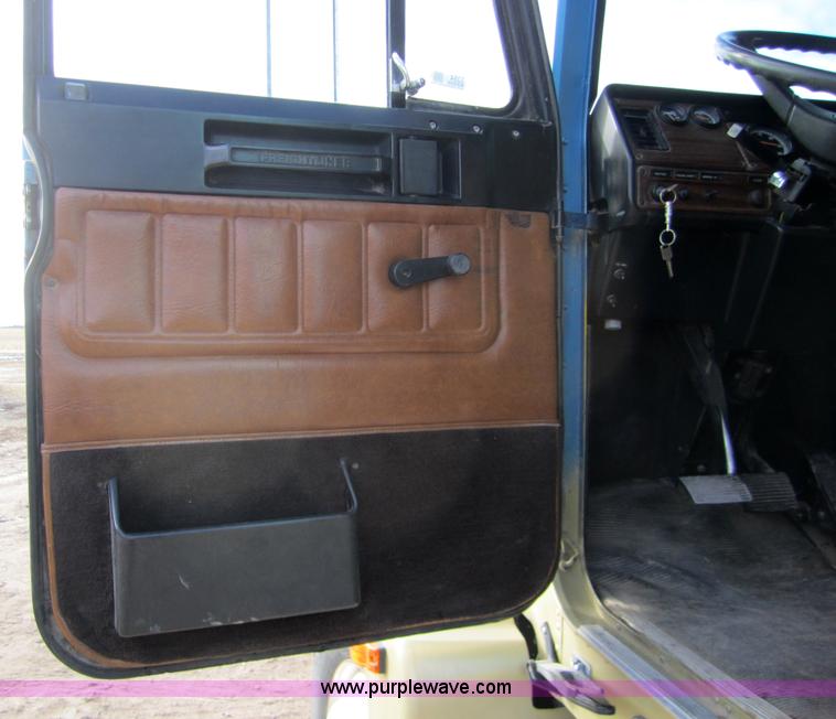 image for item 3354 1995 Freightliner FLD120 semi truck