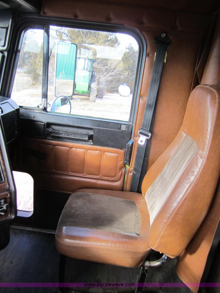 image for item 3354 1995 Freightliner FLD120 semi truck