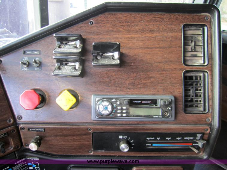 image for item 3354 1995 Freightliner FLD120 semi truck