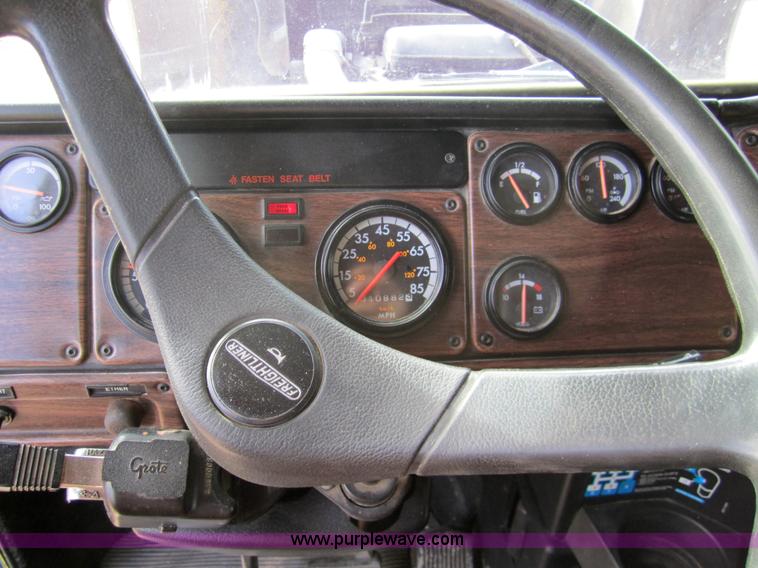 image for item 3354 1995 Freightliner FLD120 semi truck