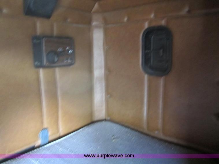 image for item 3354 1995 Freightliner FLD120 semi truck